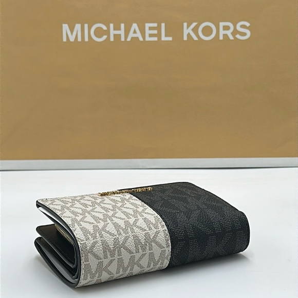 Michael Kors Jet Set Medium Two-Tone
Logo Wallet
Wallet
Color: Black Multi - Picture 12 of 12